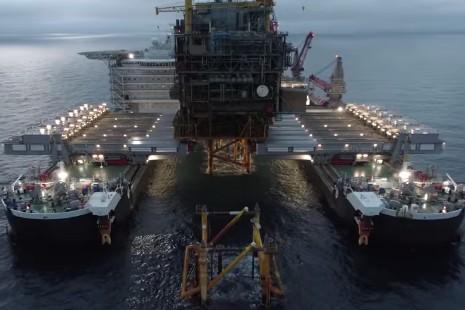 Pioneering Spirit løfter 14.000 tons tung Tyra-platform 