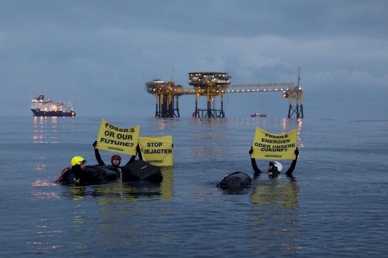 Greenpeace-aktivister svømmer ud til olieplatform i Nordsøen