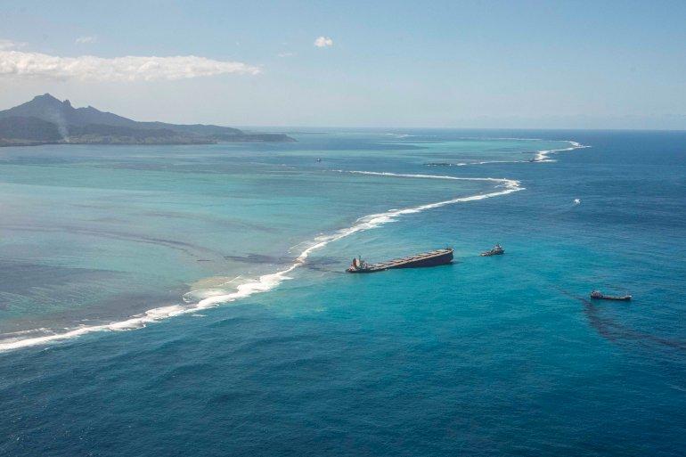 Mauritius sænker flækket tankskib på tre kilometers dybde