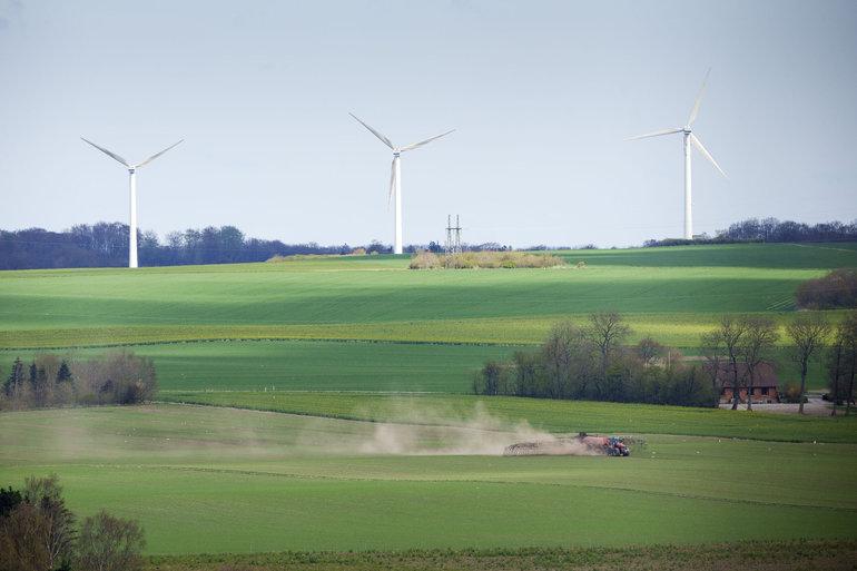 Naboer til vindmøller og solceller skal have 5.000 kroner ekstra