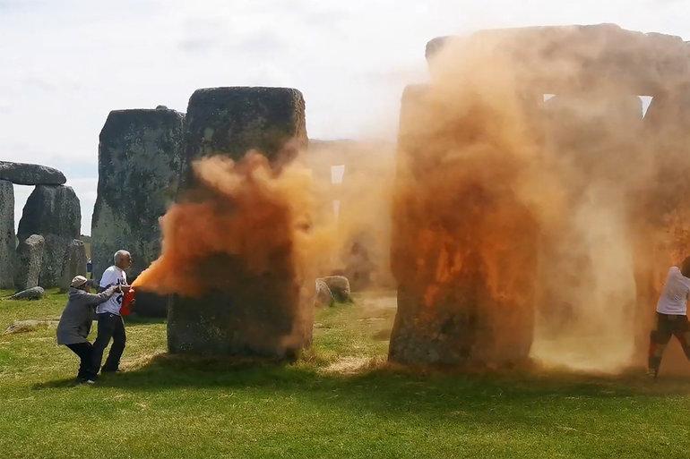 Miljøaktivister sprøjter orange maling på Stonehenge