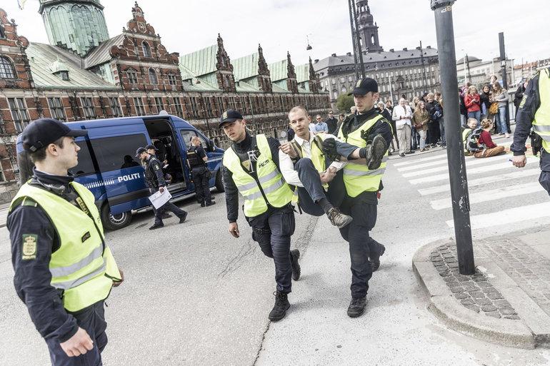 121 klimaaktivister fører retssag mod politiet