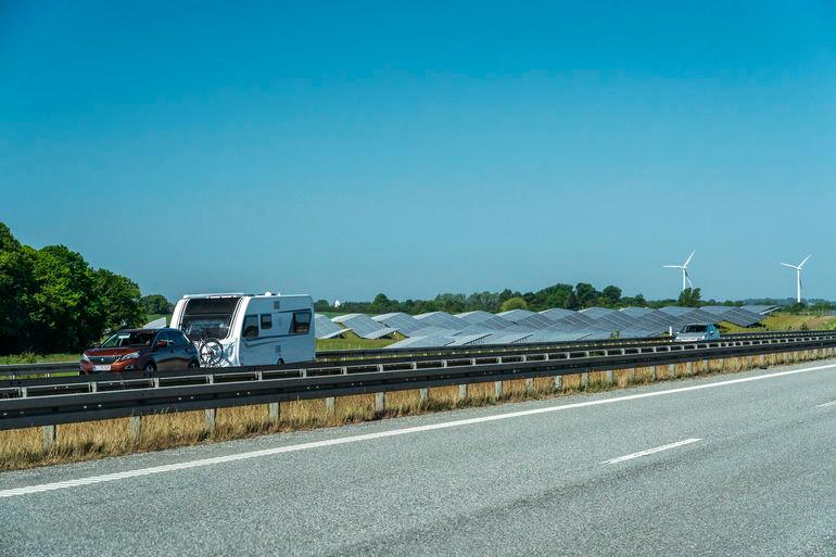 Første private solcelleanlæg langs motorvej i Schweiz godkendt